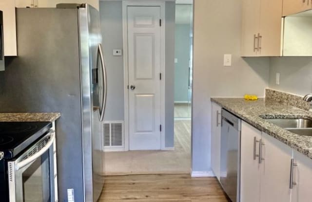970 N Spoede Rd - 970 North Spoede Road, Creve Coeur, MO 63146