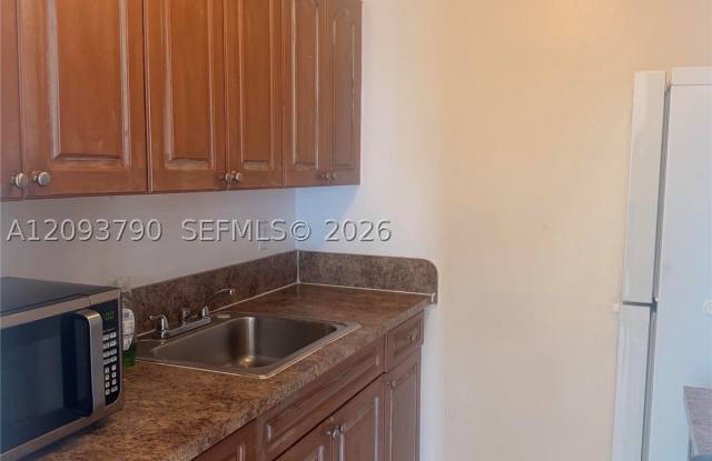 1935 SW 5th Pl Gallery 3