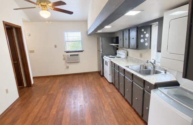 422 Elm Avenue - Parent#1/2 Gallery 4