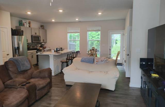 185 CURRANT Circle Gallery 2