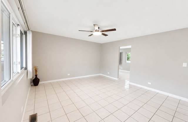 6847 Hawthorne Lane Gallery 4