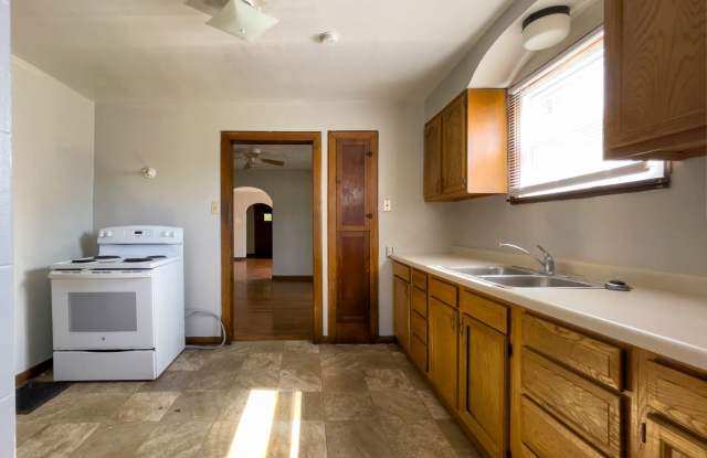 101 N Dill St - The Ultimate Student House: 5 Beds, 3 Baths, Pet Friendly Gallery 4