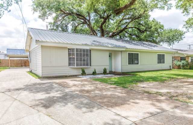 Large Four Bedroom Two Bath House photos photos