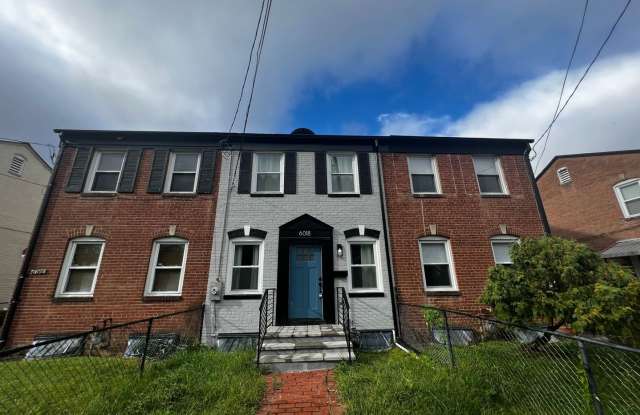 Lovely 2 BR/2 BA Townhome in Riggs Park! photos photos
