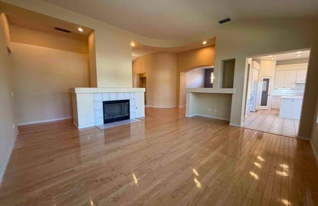 Gorgeous 3 Bedroom Located in Elk Grove Gated Community Gallery 3