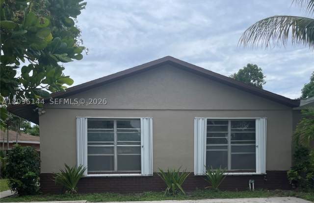 5872 Bermuda Cir E Gallery 1