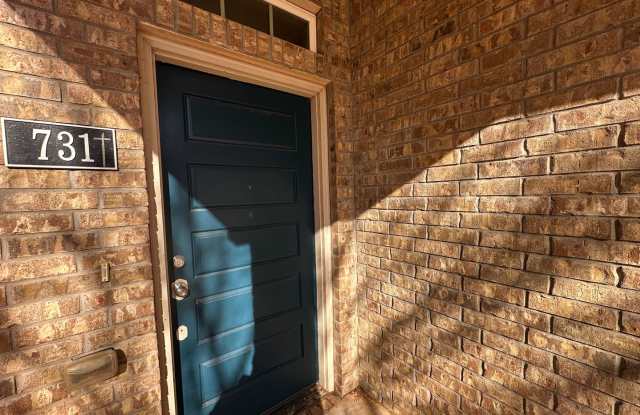 3 Bedroom 2 Bath 2 Car Garage Duplex In Moore *MOVE IN SPECIAL  Storm Shelter * photos photos