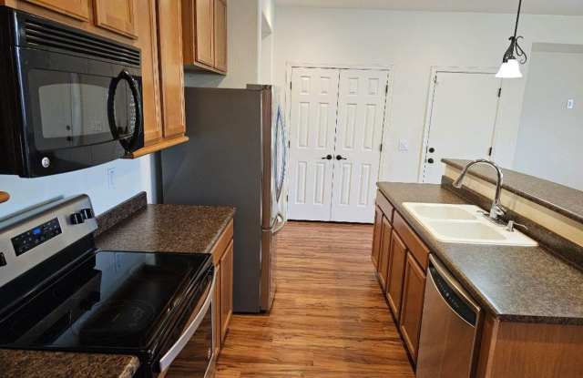 Charming Single Family Home with 3 Bedroom /2.5 bath in Phoenix Gallery 4