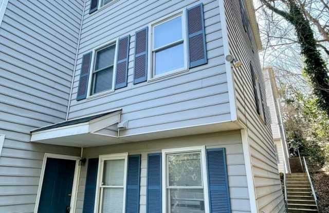 Townhouse located near corner of Gervais and Barnwell Streets. Walk to USC! photos photos