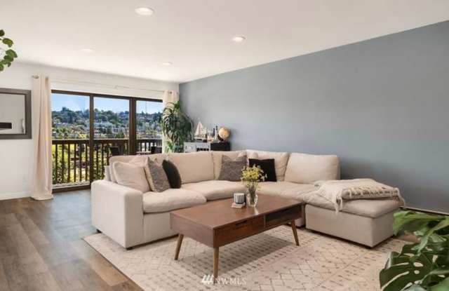 Magnolia Gem, Renovated for todays modern lifestyle photos photos