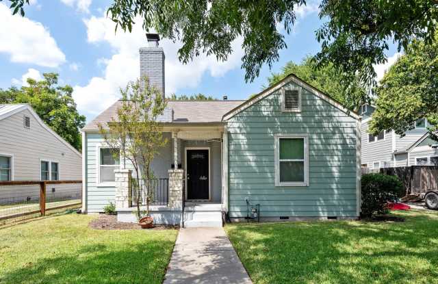 UT PRE-LEASE: 4 bed / 2 bath North Campus Home, Wood Floors, Spacious Rooms, Washer / Dryer, Backyard - 910 East 38th Street, Austin, TX 78751