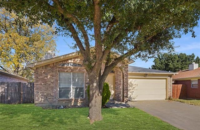 327 Moss Hill Drive - 327 Moss Hill Drive, Arlington, TX 76018
