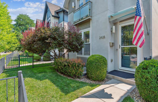 Beautiful Modern 4 Bedroom Denver Home Gallery 3