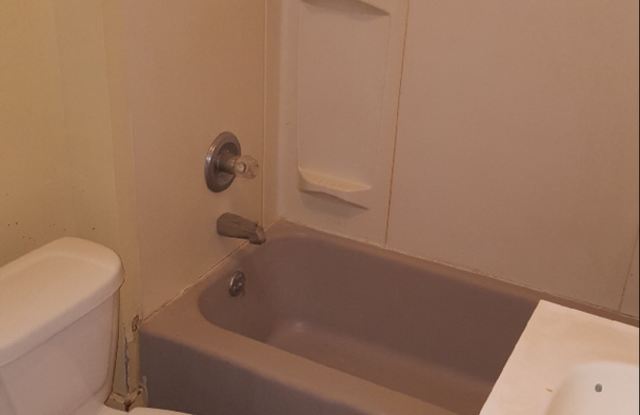 $825 - 2 bed 1 bath - Single Family Home Gallery 4