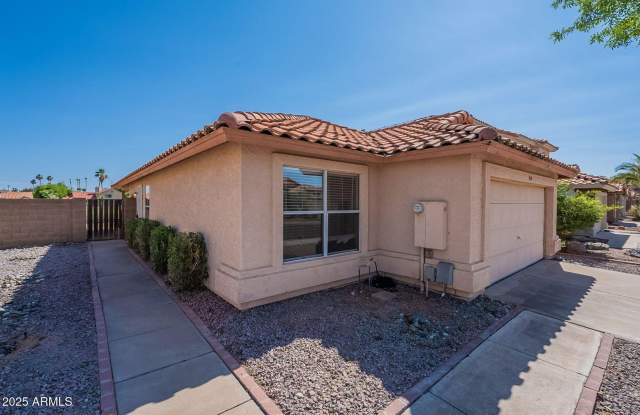 3 bed, 2 bath home in Glendale with golf course views in and HOA - 7531 West Kimberly Way, Glendale, AZ 85308