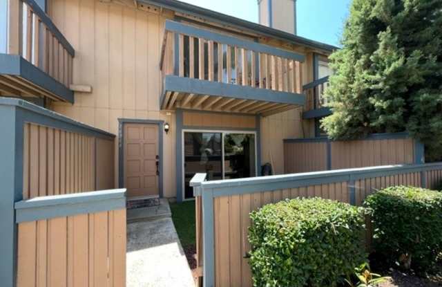 Seascape Community: 2 Bedroom 2.5 Bath Townhome, - 16866 Algonquin Street, Huntington Beach, CA 92649