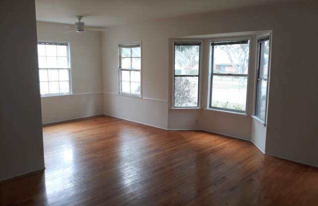 4470 Elenda Street Gallery 2