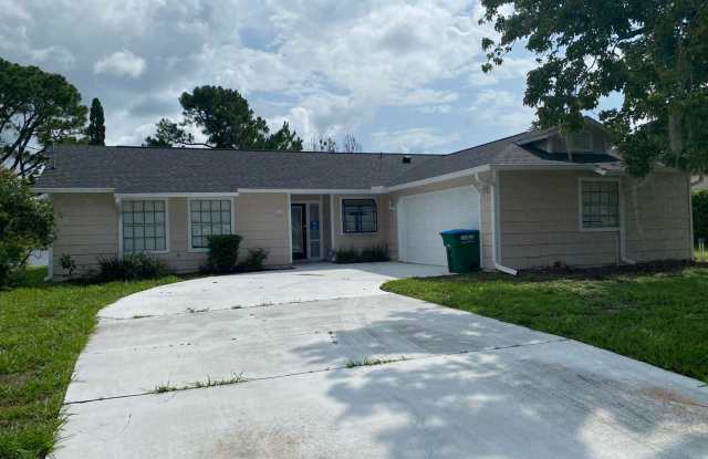 4 Bedroom 2 Bath waterfront home in Deltona for RENT! Gallery 1