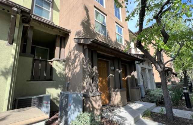 Immaculate 3 Bedroom 2.5 Bath Townhome With Lots of Sunlight and Steps From Luna Park photos photos