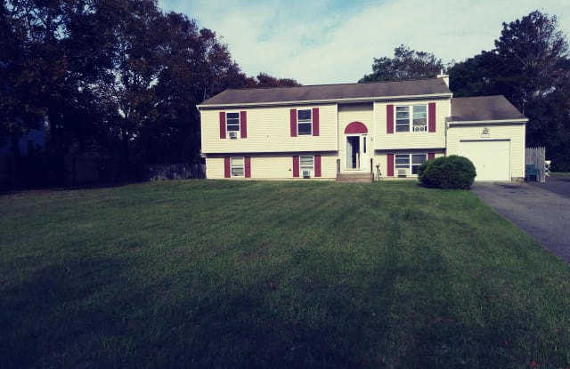 319 Bay Ave - Room 6 - 319 Bay Avenue, East Patchogue, NY 11772