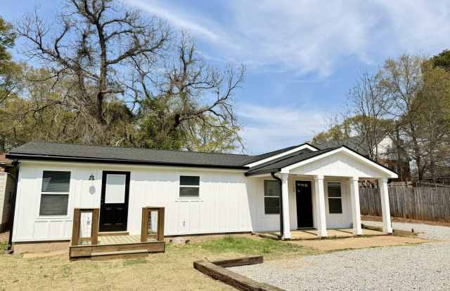 CHARMING RANCH STYLE HOME AVAILABLE NOW! photos photos