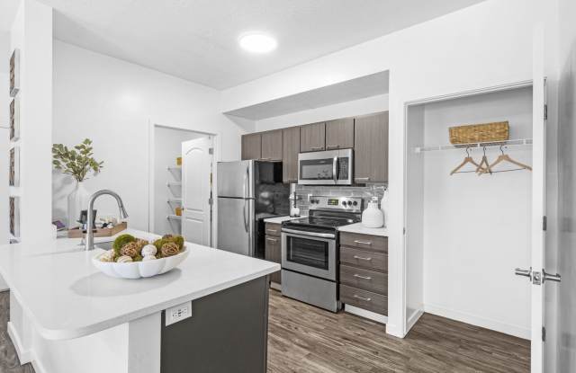 Wilshire Place Apartments Gallery 3