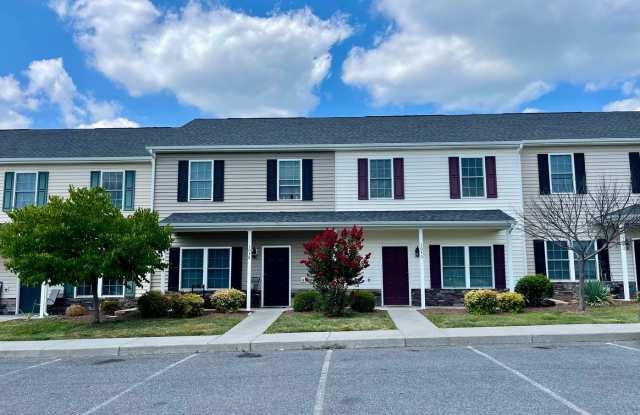 End unit! 3 Bedroom, 2.5 Bath Two Level Townhouse photos photos