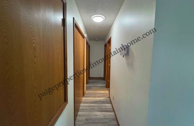 Bright & Spacious 3 Bed / 2 Bath Home in Town! Gallery 4