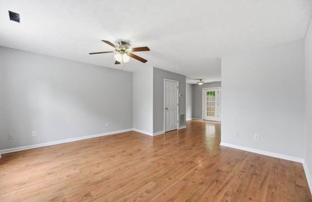 Sevierville 37862 - 2 Bedroom, 2.5 Bath Townhome - Contact Lisa Vineyard (865) 216-9334 Gallery 3