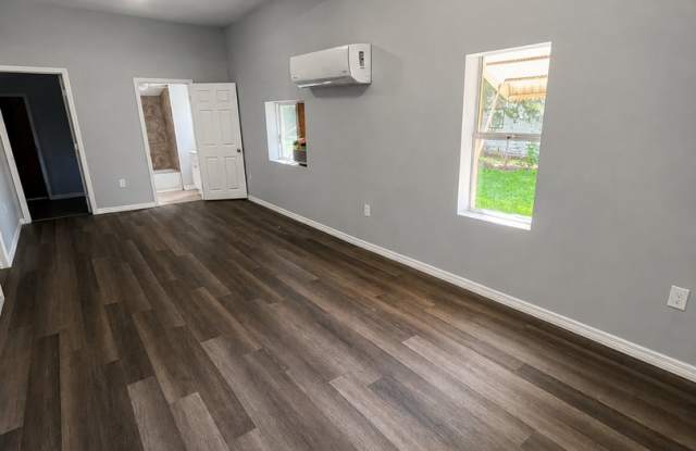 GORGEOUS 3BR/2BA Near Downtown w/ Garage & 3 Carports! Gallery 4