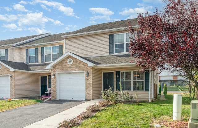 3 bedroom townhouse in Carlisle - 17 Parker Spring Avenue, Cumberland County, PA 17013