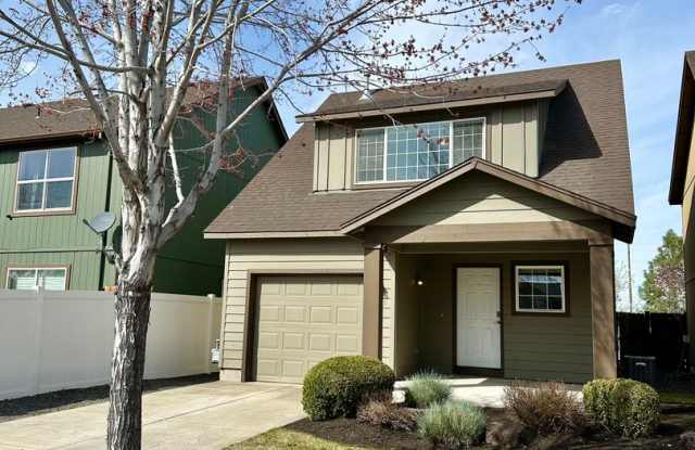 Comfortable 3BD/2.5BA Redmond Home!! 2895 SW Indian Ave. photos photos