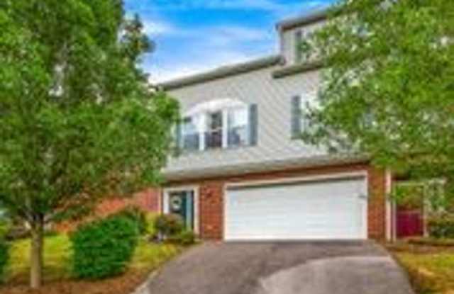 700 Oak Tree Blvd | 3 Bed 2 Bath Townhome | March 27 photos photos