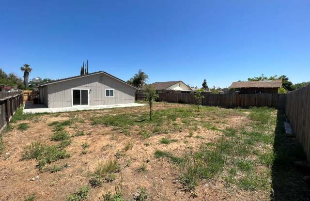 3 bedroom and 2 bathroom home! AVAILABLE JUNE 1st photos photos
