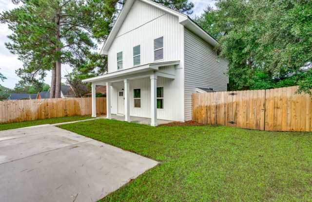 Pre-Leasing for the 27-28 School Year! Unbeatable Location Gallery 3
