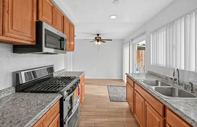 3 Bed / 1.5 Bath Townhome! Gallery 3