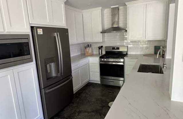 6805 Silvermine Drive Gallery 2