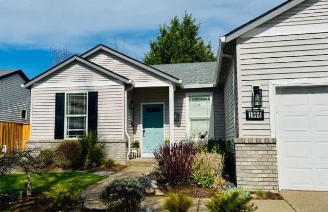 3-Bedroom Home with Garden Oasis  Covered Patio – Bethel Neighborhood photos photos