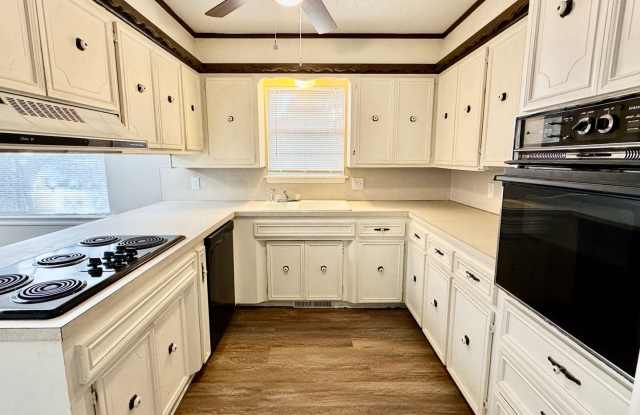 Charming 3-Bedroom Home with Spacious Backyard and Modern Amenities / Pet-Friendly / Available November 26th! Gallery 4