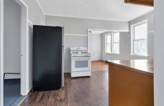 109 Pocasset Ave Gallery 3