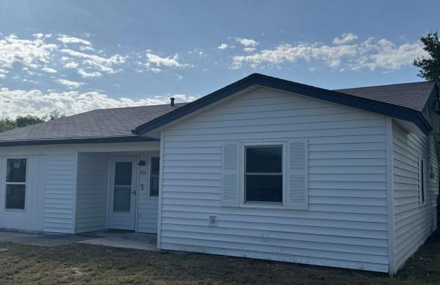 Spacious and recently remodeled 3 bedroom, 2 bathroom home located in a quiet neighborhood in Copperas Cove photos photos