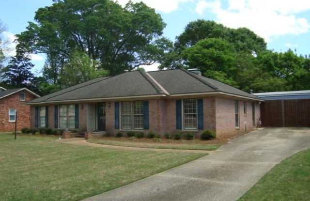 Available 4 Bedroom Home with a Pool! Gallery 2