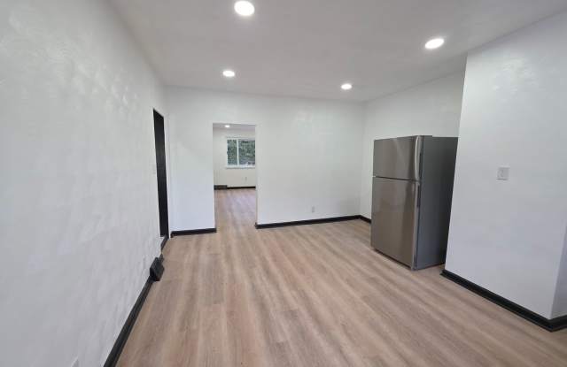 Updated 3 bedroom 1 bath house located in the S. Side Gallery 4
