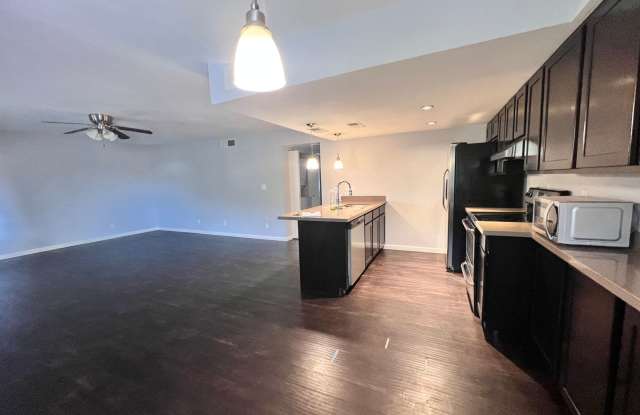South Scottsdale, easy freeway access to the 101 & 202 and Tempe Gallery 3