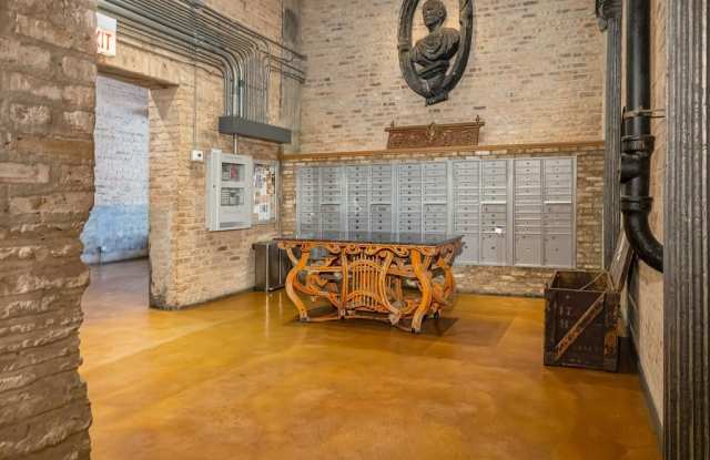 2545 S DEARBORN Street Gallery 3