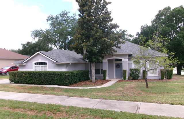 4/2 on corner lot w/lake access photos photos
