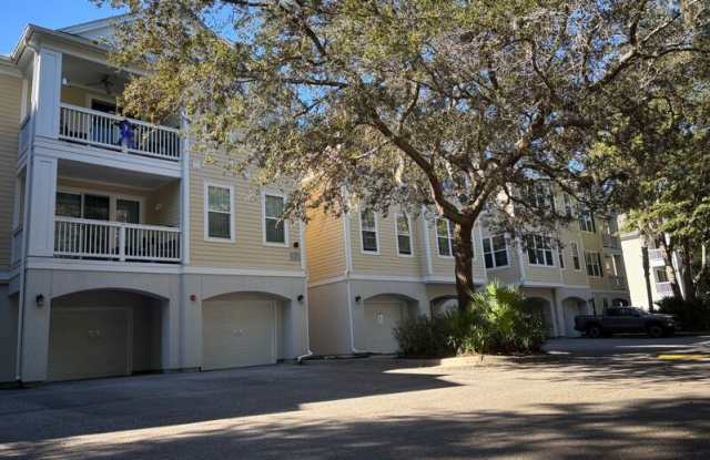 60 Fenwick Hall Allee photos photos