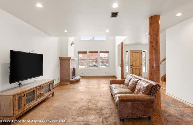 211 Juniper Court Gallery 3