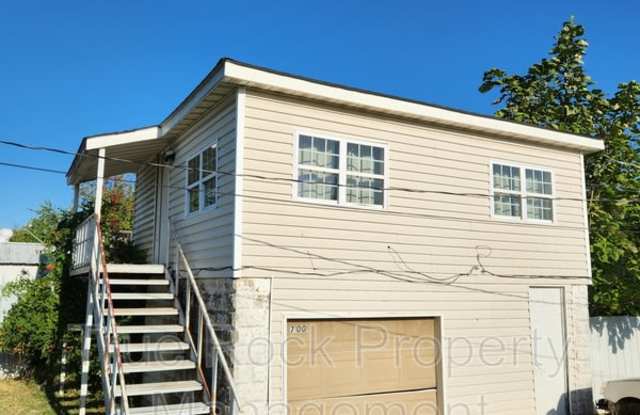 700 1/2 W 16th Street (BILLS PAID- not including tv or wifi) photos photos