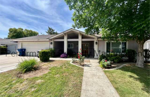 Cozy 3 Bed/2 Bath SW Bakersfield Home w/ Pool & $0 Deposit Option photos photos